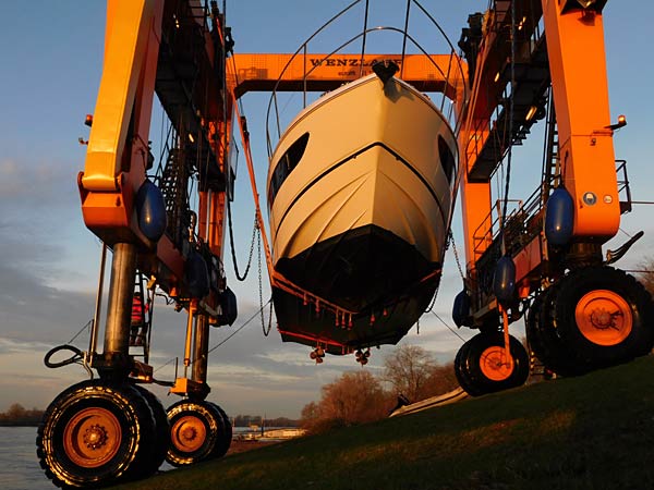 Auskranung der 'boot'-Yachten 2026 durch Big Willi in D&uuml;sseldorf