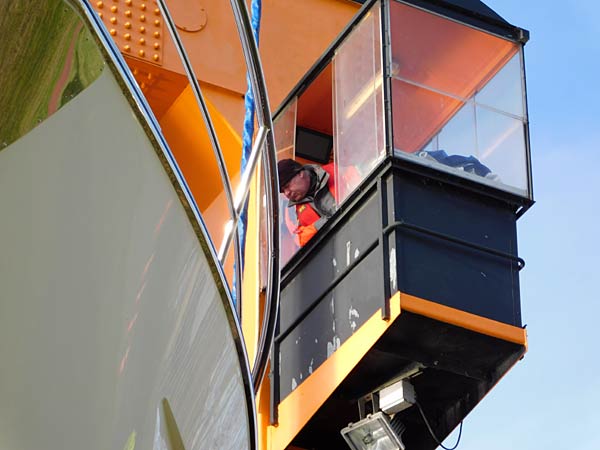 Auskranung der 'boot'-Yachten 2026 durch Big Willi in D&uuml;sseldorf