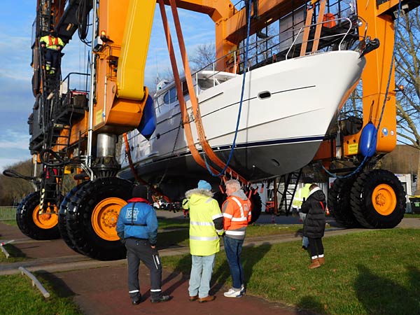 Auskranung der 'boot'-Yachten 2026 durch Big Willi in D&uuml;sseldorf
