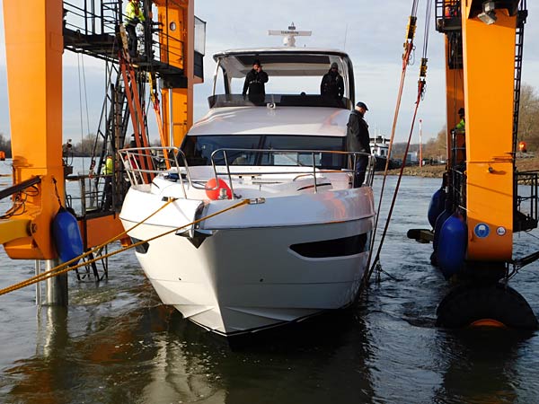 Auskranung der 'boot'-Yachten 2026 durch Big Willi in D&uuml;sseldorf
