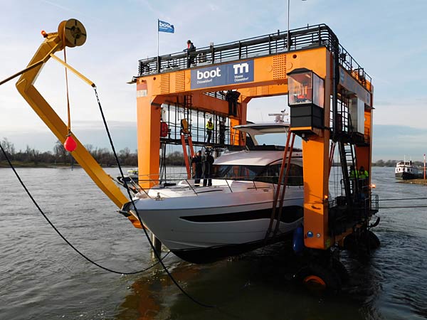 Auskranung der 'boot'-Yachten 2026 durch Big Willi in D&uuml;sseldorf
