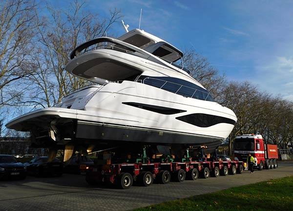 Auskranung der 'boot'-Yachten 2026 durch Big Willi in D&uuml;sseldorf