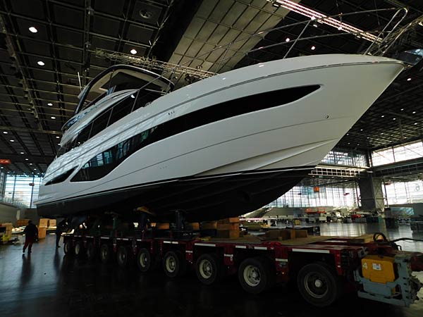 Auskranung der 'boot'-Yachten 2026 durch Big Willi in D&uuml;sseldorf