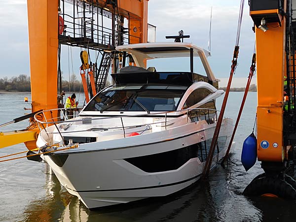 Auskranung der 'boot'-Yachten 2026 durch Big Willi in D&uuml;sseldorf