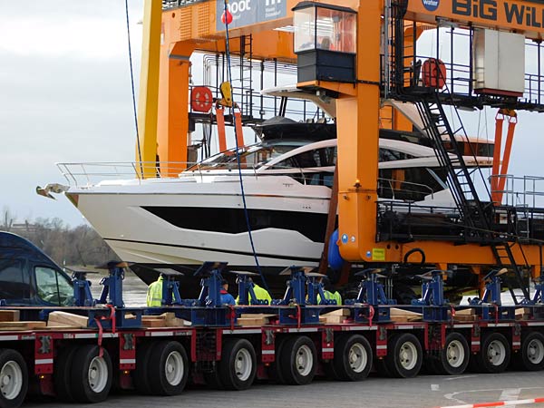 Auskranung der 'boot'-Yachten 2026 durch Big Willi in D&uuml;sseldorf