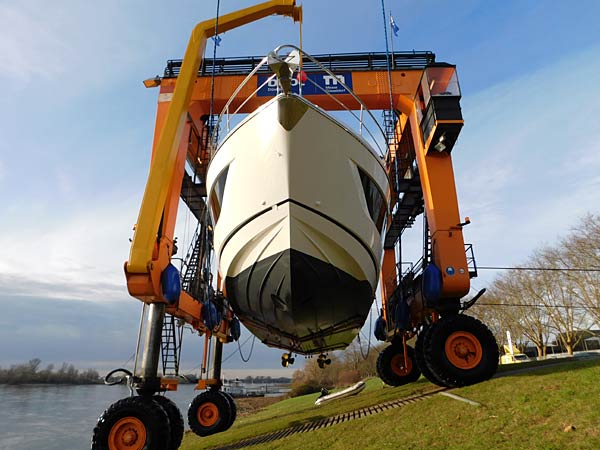 Auskranung der 'boot'-Yachten 2026 durch Big Willi in D&uuml;sseldorf