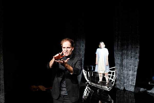 Schauspiel 'Eine Arbeiterin. Leben, Alter und Sterben' als Gastspiel des Hessischen Landestheater Marburg im Schauspiel Duisburg