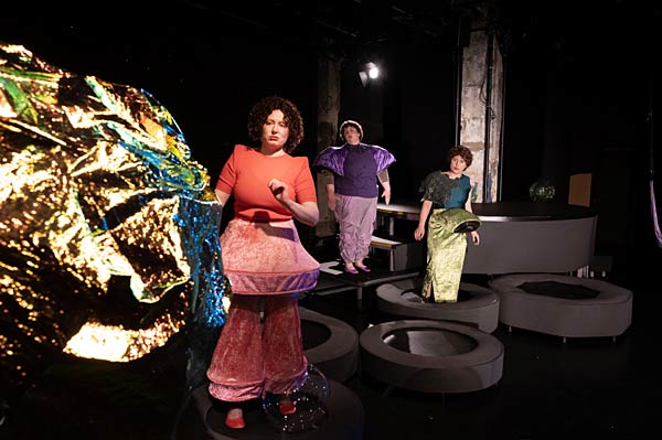 Schauspiel 'Gi3F (Gott ist drei Frauen)' im Schauspiel Duisburg