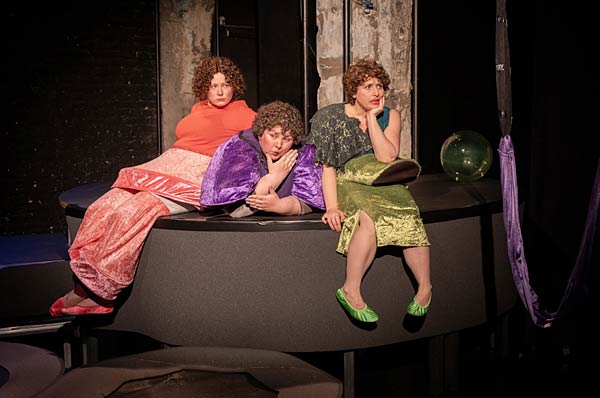 Schauspiel 'Gi3F (Gott ist drei Frauen)' im Schauspiel Duisburg