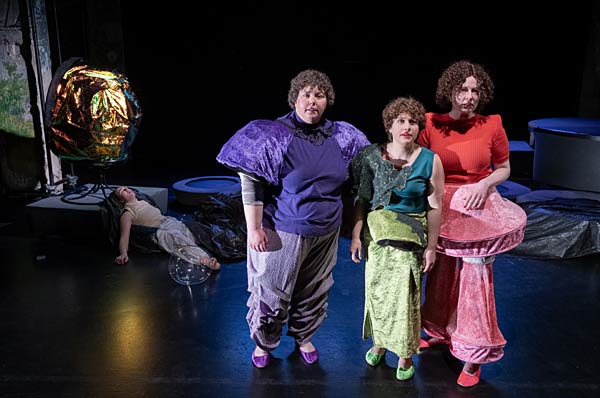 Schauspiel 'Gi3F (Gott ist drei Frauen)' im Schauspiel Duisburg