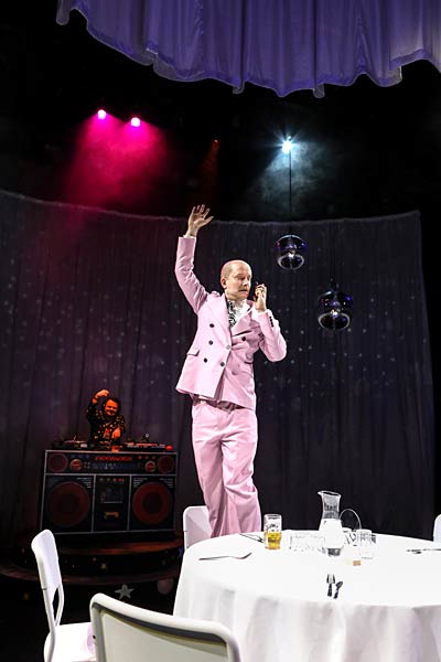 Schauspiel 'Eine perfekte Hochzeit' im Theater Oberhausen