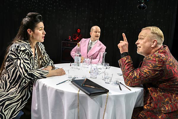 Schauspiel 'Eine perfekte Hochzeit' im Theater Oberhausen