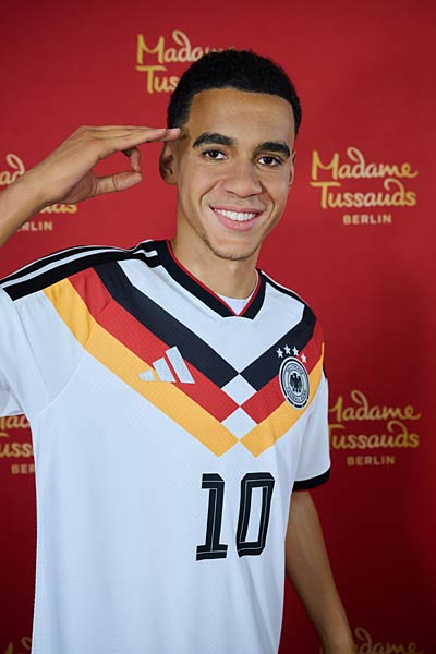 Jamal Musiala enth&uuml;llt seine Wachsfigur in M&uuml;nchen f&uuml;r Madame Tussauds in Berlin