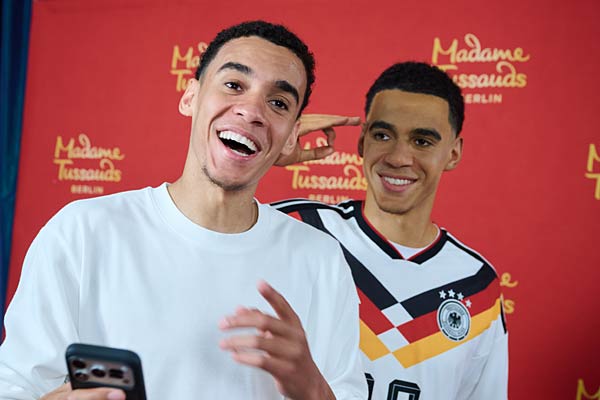 Jamal Musiala enth&uuml;llt seine Wachsfigur in M&uuml;nchen f&uuml;r Madame Tussauds in Berlin