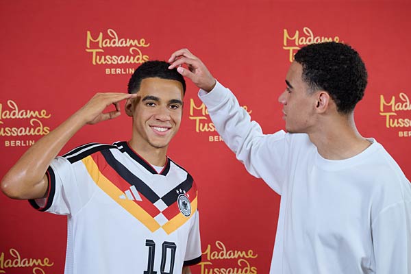 Jamal Musiala enth&uuml;llt seine Wachsfigur in M&uuml;nchen f&uuml;r Madame Tussauds in Berlin