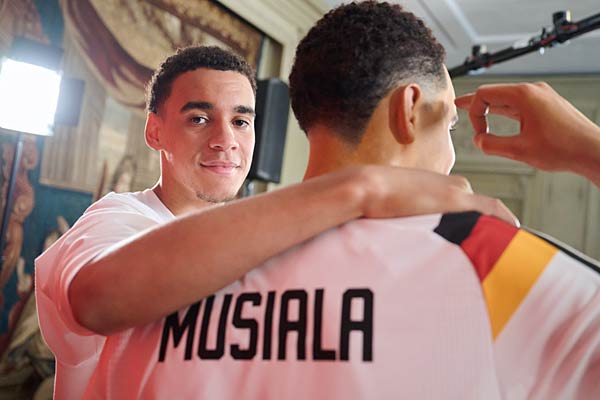 Jamal Musiala enth&uuml;llt seine Wachsfigur in M&uuml;nchen f&uuml;r Madame Tussauds in Berlin