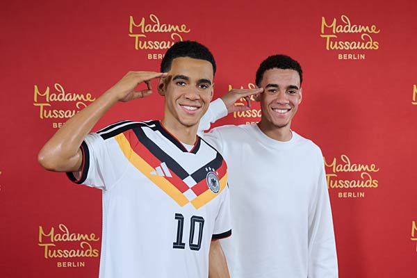 Jamal Musiala enth&uuml;llt seine Wachsfigur in M&uuml;nchen f&uuml;r Madame Tussauds in Berlin