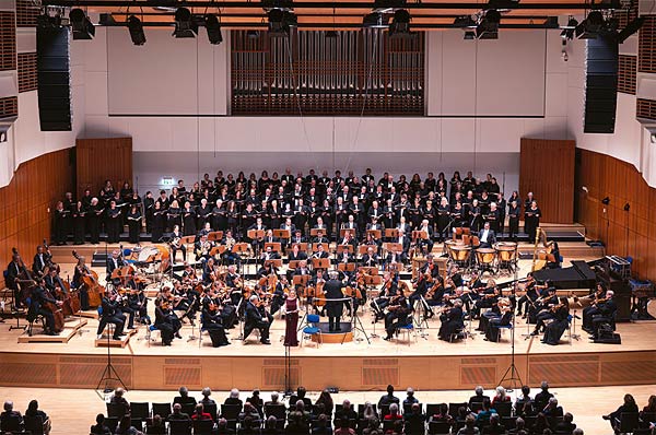 Neujahrskonzert 'Freude sch&ouml;ner G&ouml;tterfunken' der Duisburger Philharmoniker in der Mercatorhalle in Duisburg