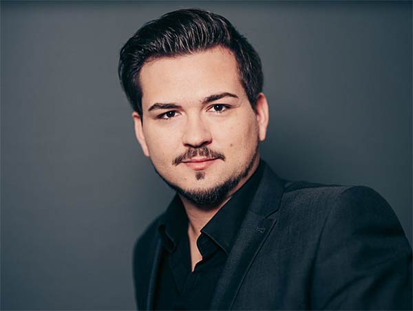 Neujahrskonzert 'Freude sch&ouml;ner G&ouml;tterfunken' der Duisburger Philharmoniker in der Mercatorhalle in Duisburg