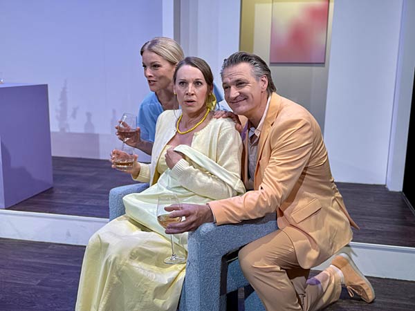 Kom&ouml;die 'Vollversammlung im Neurosengarten' im Theater an der K&ouml; in D&uuml;sseldorf