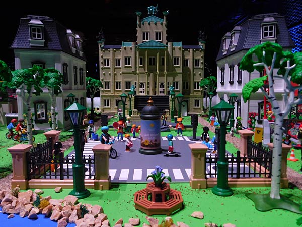 Playmobil-Weltrekord beim 'Lichtermarkt' 2025 im Landschaftspark Duisburg-Nord