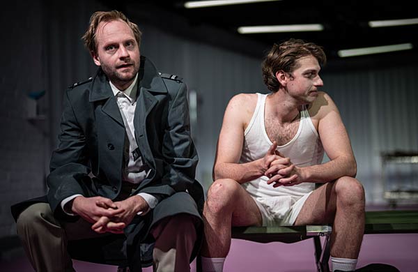Schauspiel 'Ruf des Lebens' im Schlosstheater Moers