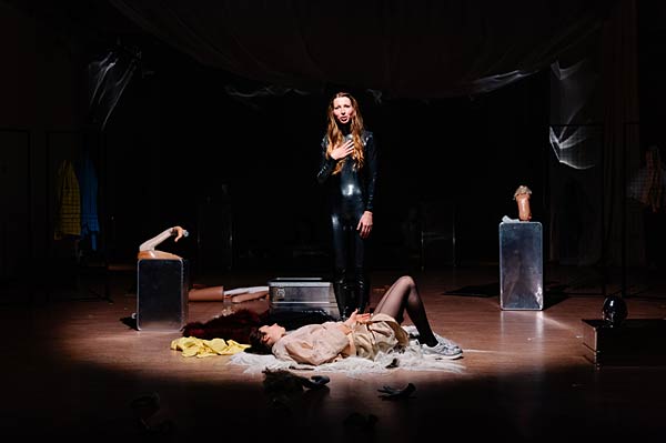 Schauspiel 'Viermal ICH' im Schauspiel Duisburg