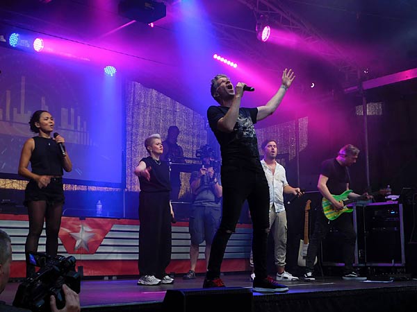 'Broicher Schlossparty' 2025 mit der 'Deluxe - die Radioband' auf Schloss Broich in Mülheim an der Ruhr