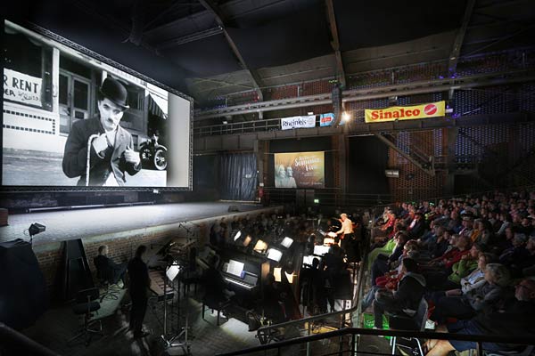 Filmkonzert 'Moderne Zeiten' der Duisburger Philharmoniker mit Charlie Chaplin im Sommerkino 2025 des Landschaftspark Duisburg-Nord