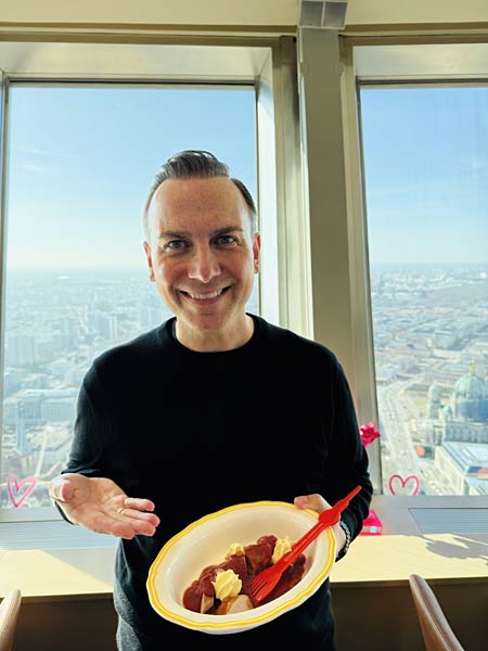 Bochumer Currywurst im Sphere Tim Raue auf dem Berliner Fernsehturm