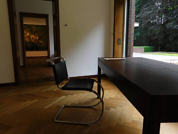 Ausstellung 'Teilweise möbliert, exzellente Aussicht' im Haus Lange in Krefeld