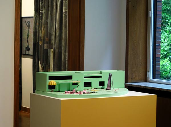 Ausstellung 'Teilweise möbliert, exzellente Aussicht' im Haus Lange in Krefeld