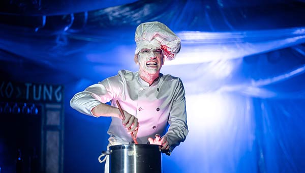 Schauspiel 'Der Frieden' im Schlosstheater Moers