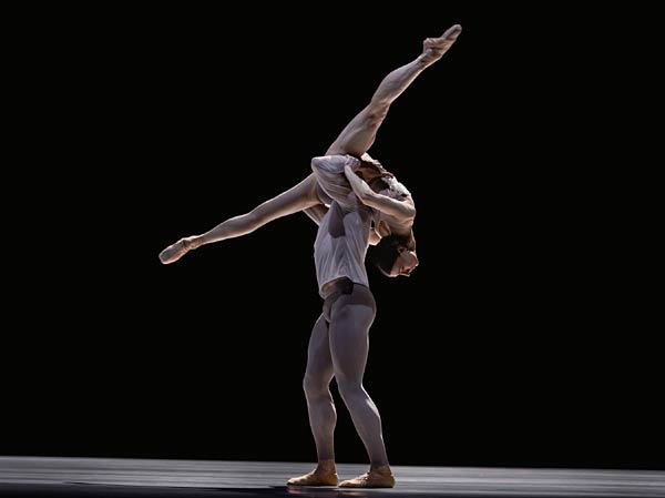 Ballett 'Grey Area' von der Deutschen Oper am Rhein in Duisburg