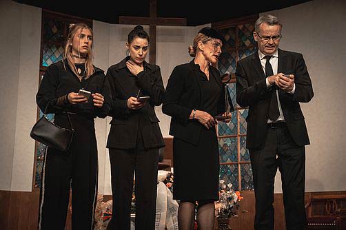 Komödie 'Kalter Weißer Mann' im Theater im Rathaus in Essen