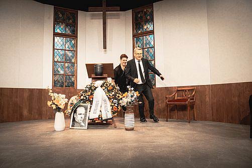 Komödie 'Kalter Weißer Mann' im Theater im Rathaus in Essen