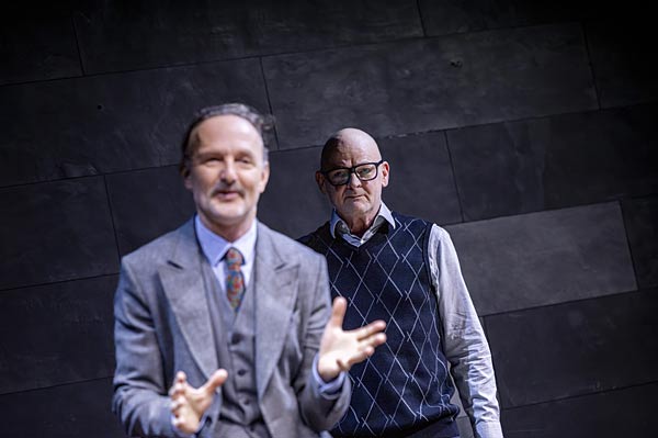 Schauspiel 'Kunst' als Gastspiel des Berliner Ensembles im Schauspiel Duisburg