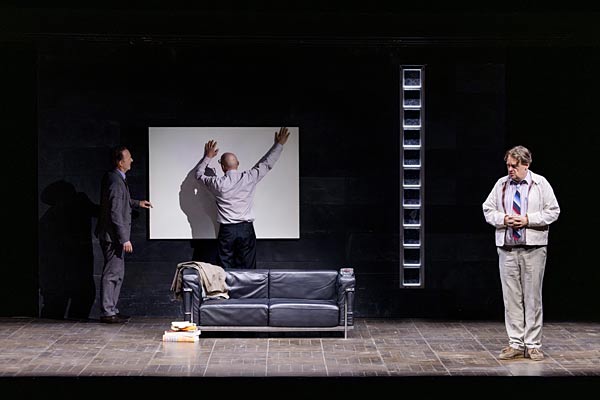 Schauspiel 'Kunst' als Gastspiel des Berliner Ensembles im Schauspiel Duisburg