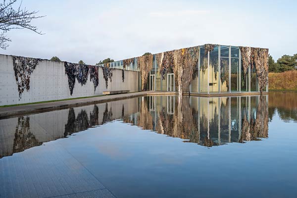 Austellung 'Der Weg des gr&ouml;&szlig;ten Widerstandes - Fabian Knecht mit Ihor Okuniev in der Langen Foundation