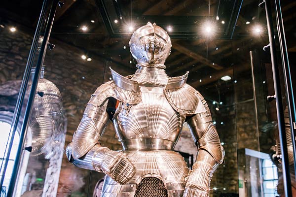 Enth&uuml;llung der historische Kr&ouml;nungsr&uuml;stungim Royal Armouries Museum im Tower of London