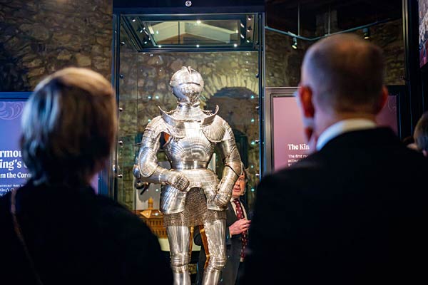 Enth&uuml;llung der historische Kr&ouml;nungsr&uuml;stungim Royal Armouries Museum im Tower of London