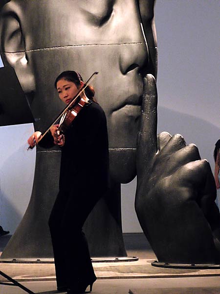 Konzert-Performance der Duisburger Philharmoniker in der Plensa-Ausstellung im Museum K&uuml;ppersm&uuml;hle in Duisburg