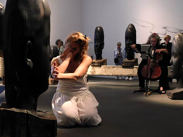 Konzert-Performance der Duisburger Philharmoniker in der Plensa-Ausstellung im Museum K&uuml;ppersm&uuml;hle in Duisburg