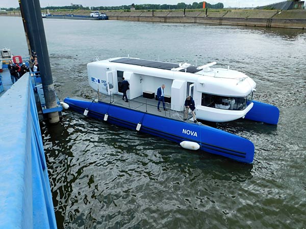 Taufe des Forschungsschiffs 'Nova' in Duisburg