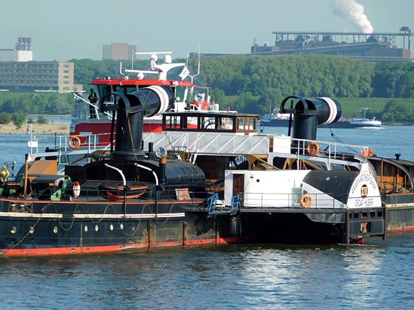 Überführung des Schaufelraddampfers 'Oscar Huber' in eine Duisburger Werft
