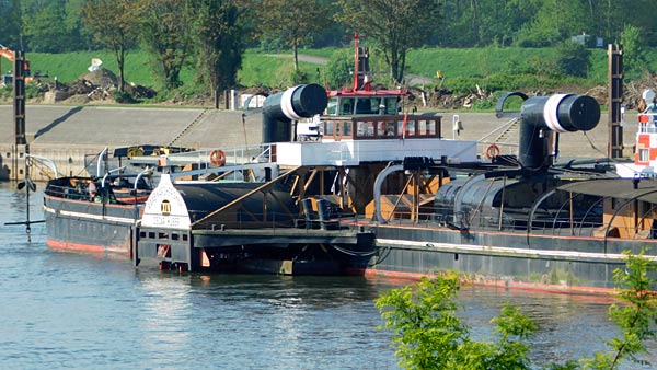 Überführung des Schaufelraddampfers 'Oscar Huber' in eine Duisburger Werft