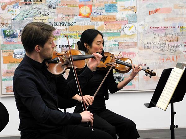 Konzert-Performance 'Unsch&auml;rfe - unbeschreiblich' der Duisburger Philharmoniker im Museum K&uuml;ppersm&uuml;hle in Duisburg