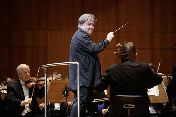 2. Sinfoniekonzert der Duisburger Philharmoniker unter Generalmusikdirektor Stefan Blunier in der Mercatorhalle Duisburg
