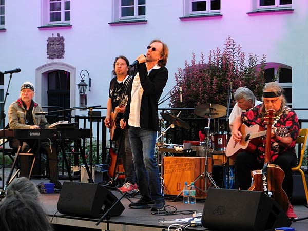 Kulturfestival 'Ruhrorter Campusabende' open air bei Haniel in Duisburg-Ruhrort - Mick Haering und D-Purple
