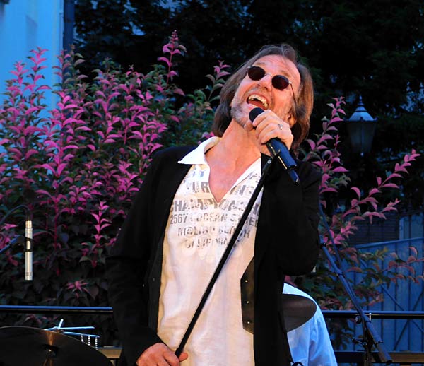 Kulturfestival 'Ruhrorter Campusabende' open air bei Haniel in Duisburg-Ruhrort - Mick Haering und D-Purple